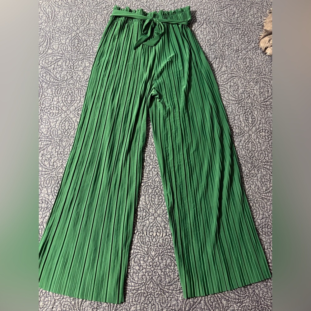 Elegant Green Pleated Women's Pants